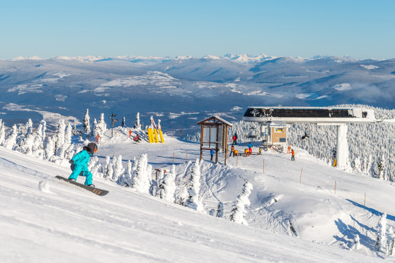 A snowboarder at Mount Washington