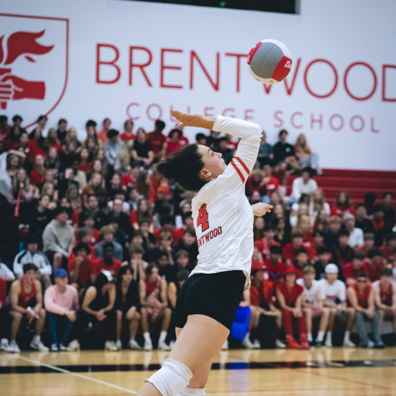 A volleyball player jump serving