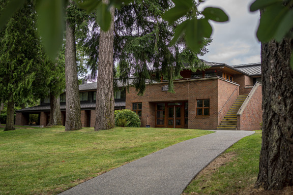 The grounds and trees outside of Rogers House