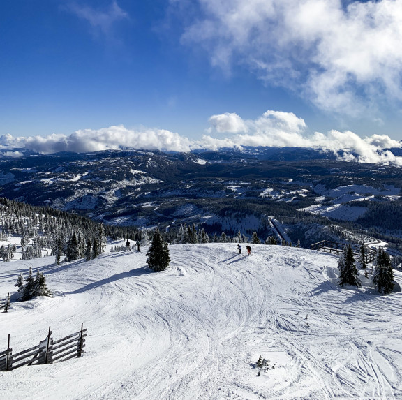 A the mountains surrounding Mount Washington