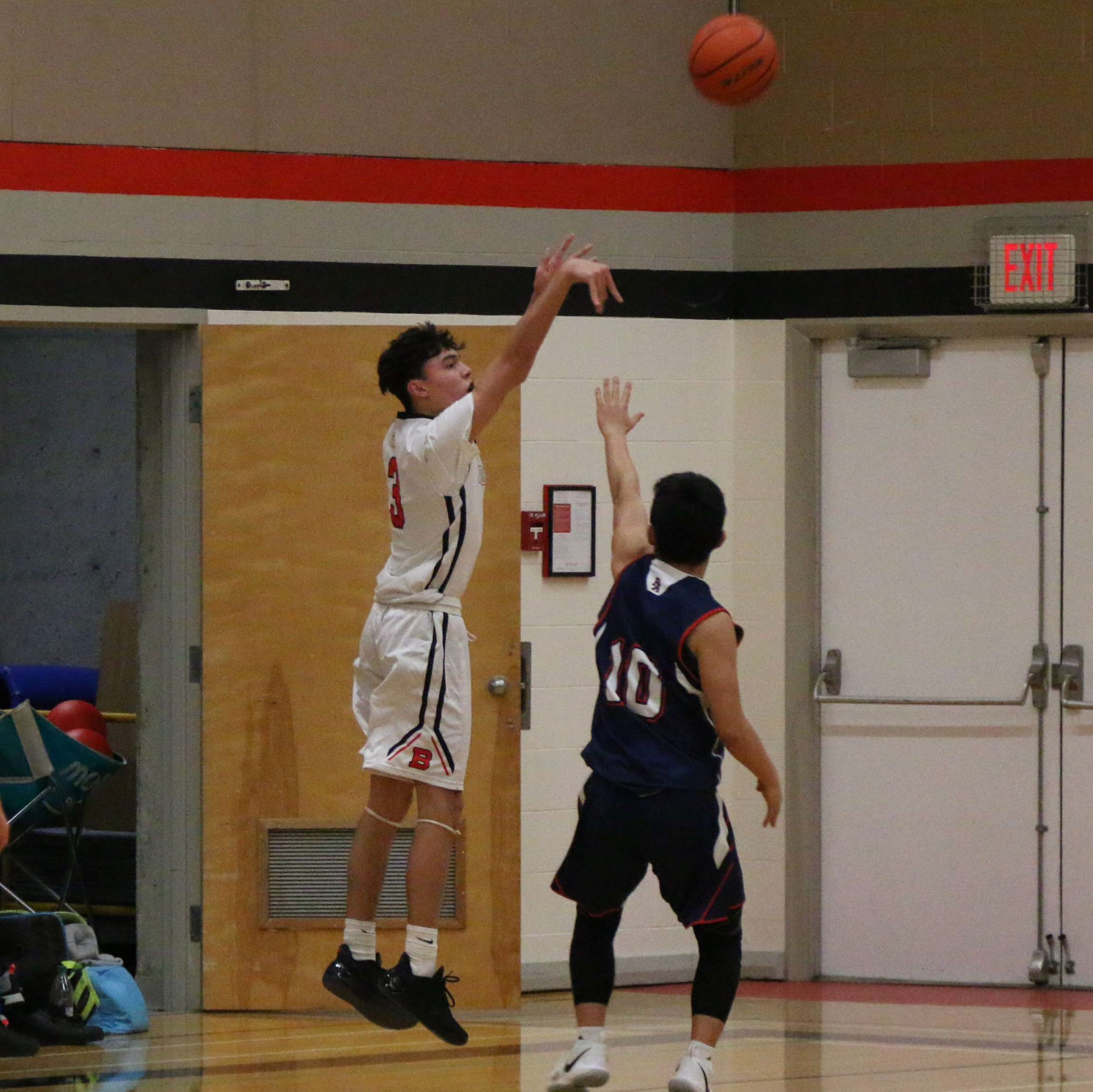 Senior Boys Basketball Tastes First Defeat