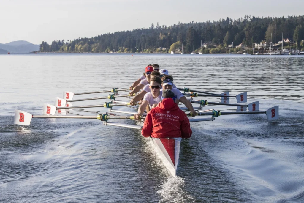 An 8+ boat of rowers on the water practicing