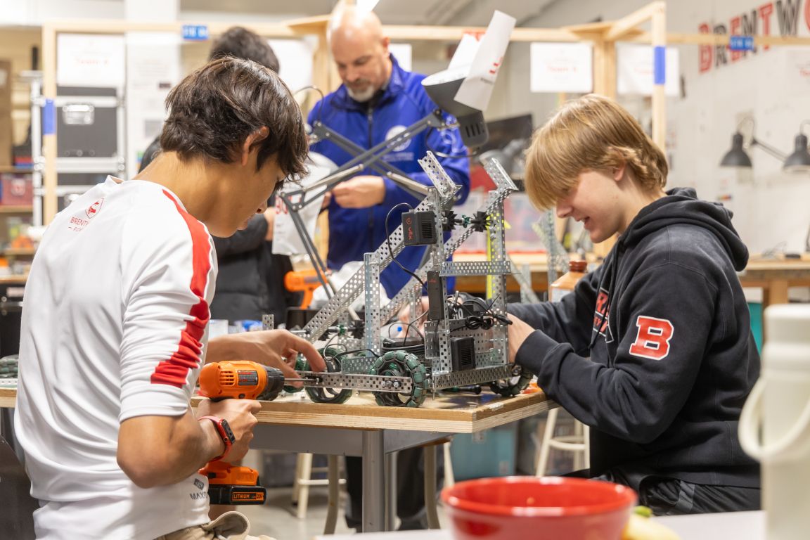 Students building robots in the Brentwood robotics lab