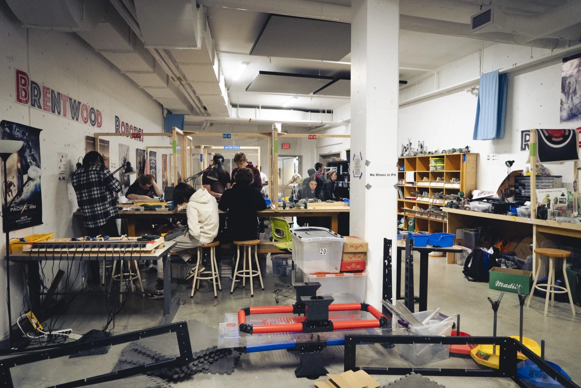 Students building robots in the Brentwood robotics lab