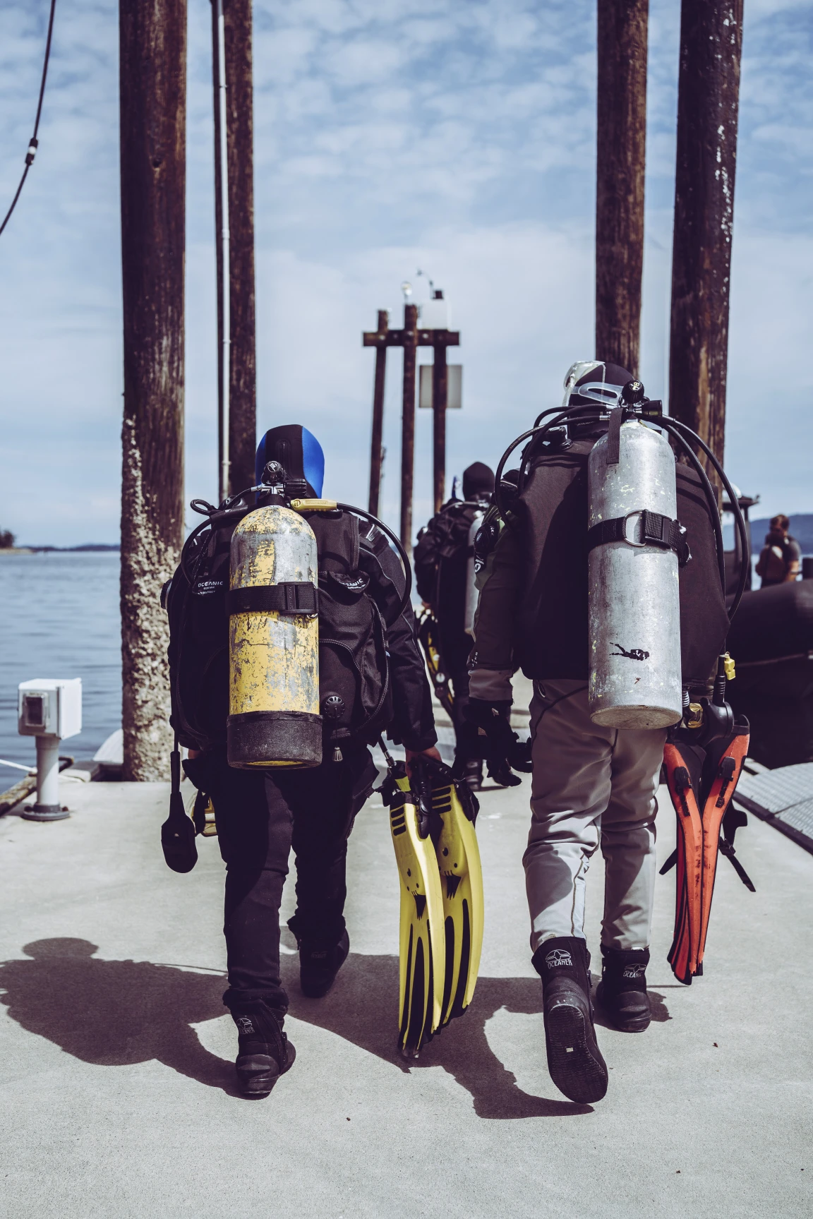 SCUBA students walking on the Brentwood docks